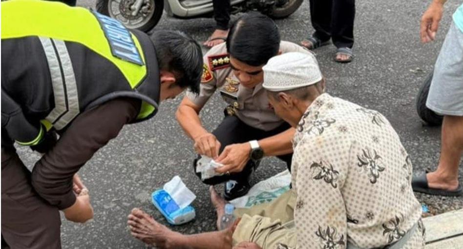Surya Borneo : Aksi Kapolresta Banyuwangi: Menolong Kakek Penjual Nangka Korban Kecelakaan
