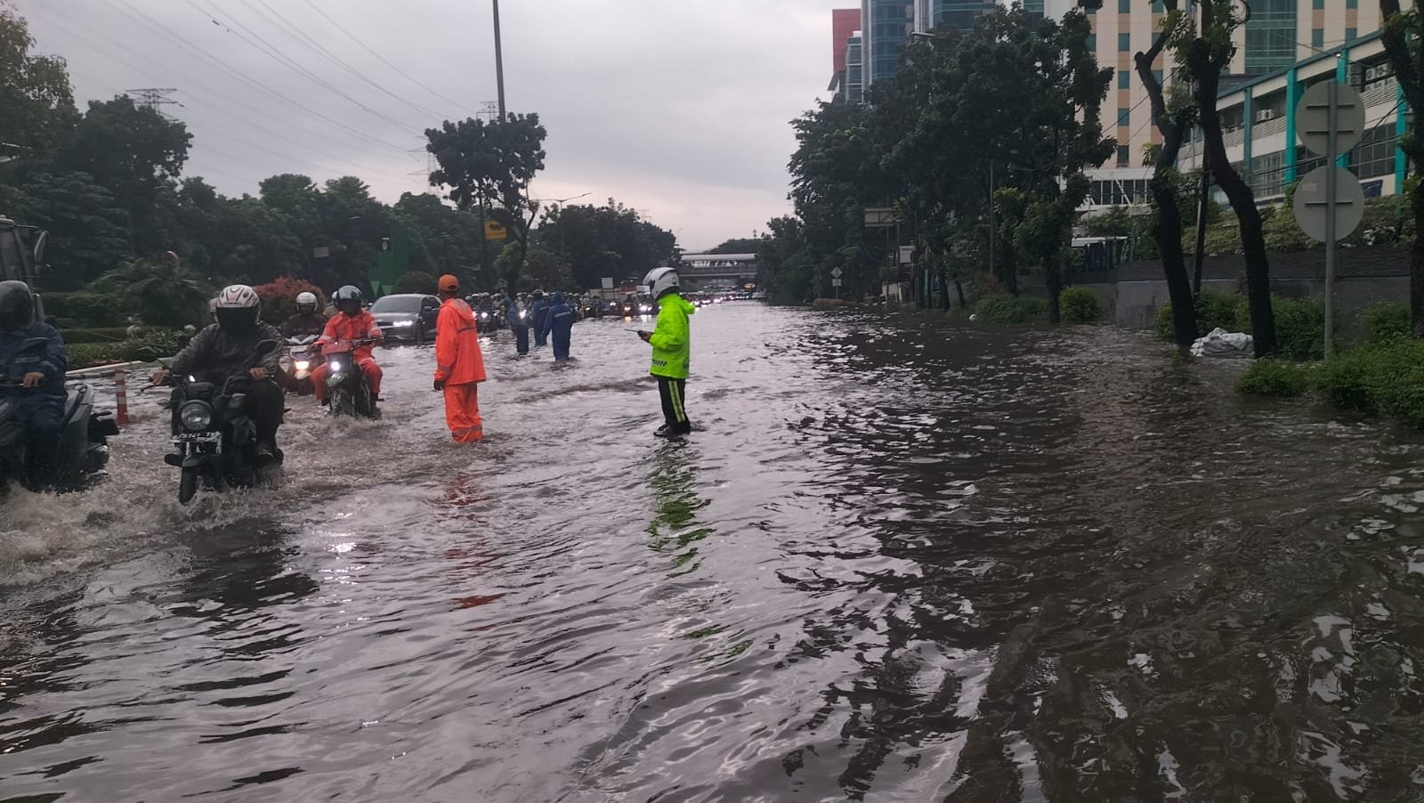 Surya Borneo : Banjir Rendam Sejumlah Ruas Jalan Jakarta, Brimob–Lantas–Polair PMJ Bergerak Cepat, Polri Siagakan 128.247 Personel Secara Nasional