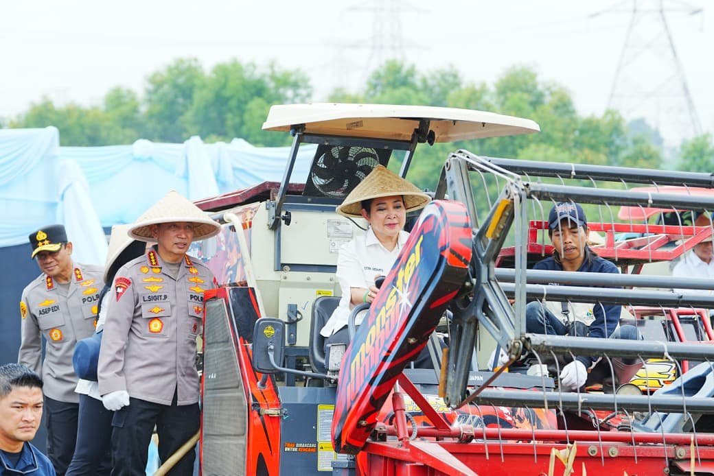 Panen Raya Jagung di Bekasi, Kapolri Salurkan Alsintan dan Sembako untuk Kelompok Tani dan Masyarakat